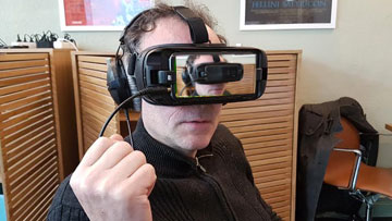 Olivier Borne et son casque de réalité virtuelle